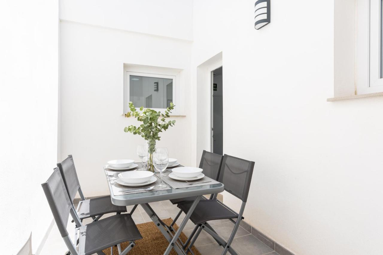 Apartamentos La Pelusa Malaga Exterior photo